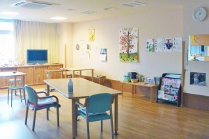 広くて明るい共同生活室 広くて明るい共同生活室