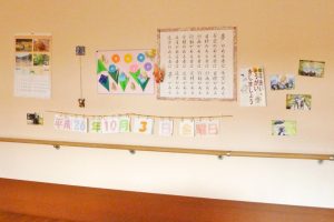 壁や廊下も装飾や作品が並びます 壁や廊下も装飾や作品が並びます