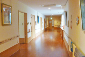居室の並ぶ明るい廊下
